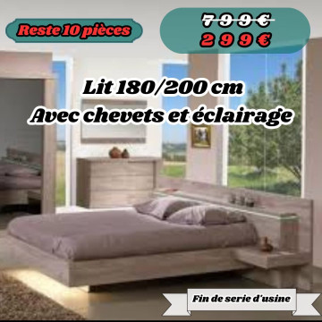 Lit avec chevets et éclairage